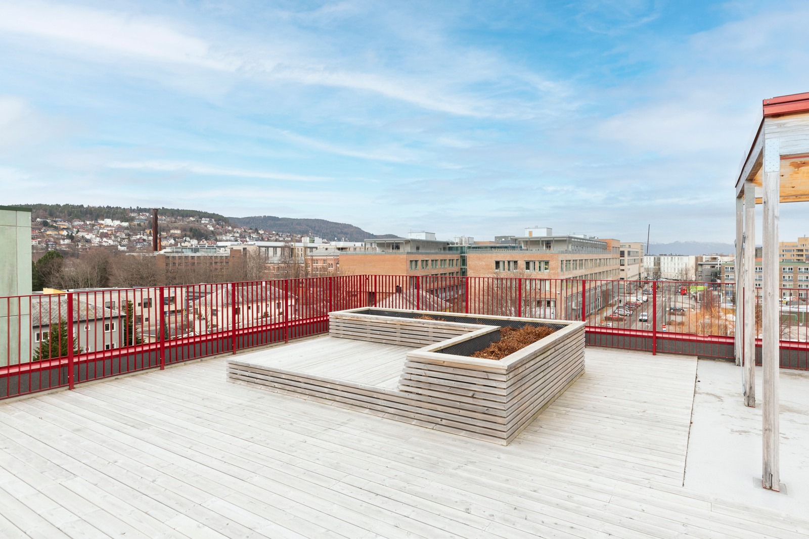 2 store, felles takterrasser som kan brukes av alle beboerne i sameiet. Egen pallekarm med jord kan benyttes for dyrking av grønnsaker el. 